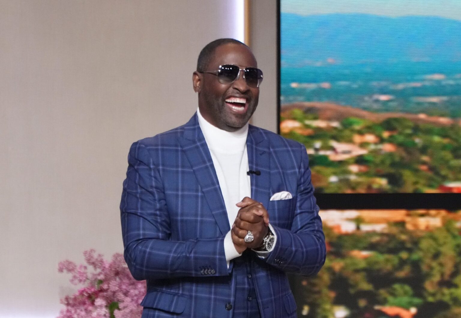 Wide Unc Hyperlink-Up! Johnny Gill Devices Social Media On Fire With Neatly-known person-Studded Yard Birthday Bash (VIDEOS)